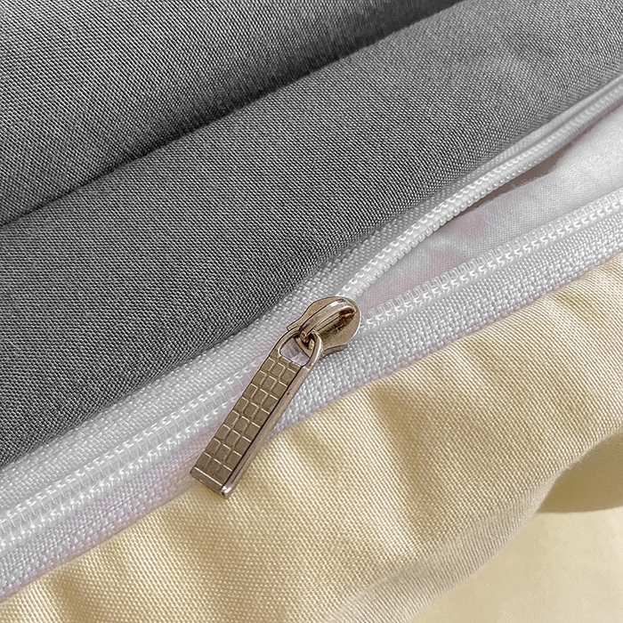 91家纺网 家纺一手货源 找家纺 啊雅家居 2026新款双拼绣花四季款磨毛三件套四件套床单款床笠款 奶黄加奶深灰