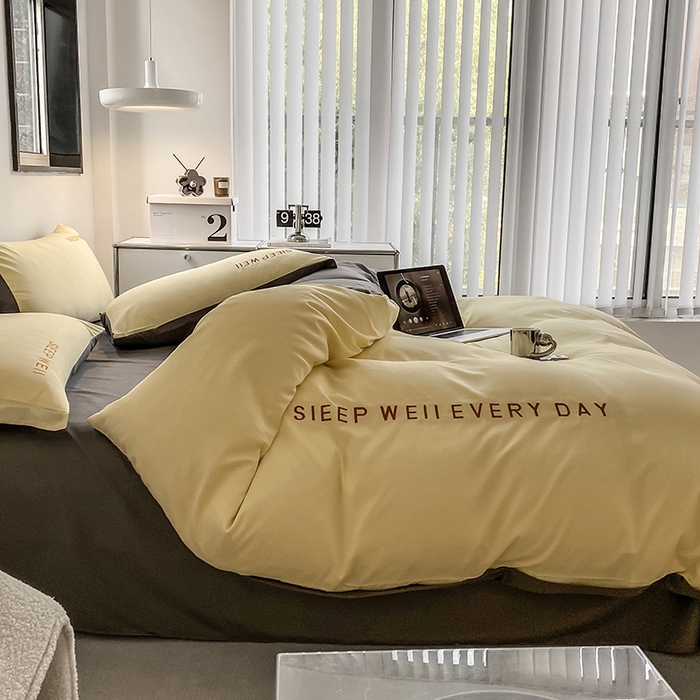 91家纺网 家纺一手货源 找家纺 啊雅家居 2026新款双拼绣花四季款磨毛三件套四件套床单款床笠款 奶黄加奶深灰