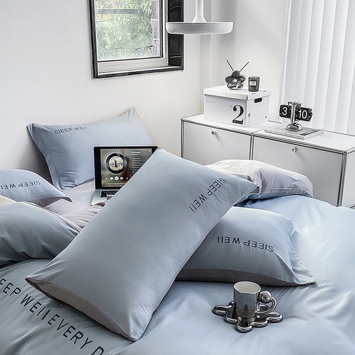 91家纺网 家纺一手货源 找家纺 啊雅家居 2026新款双拼绣花四季款磨毛三件套四件套床单款床笠款 奶兰灰加奶浅灰