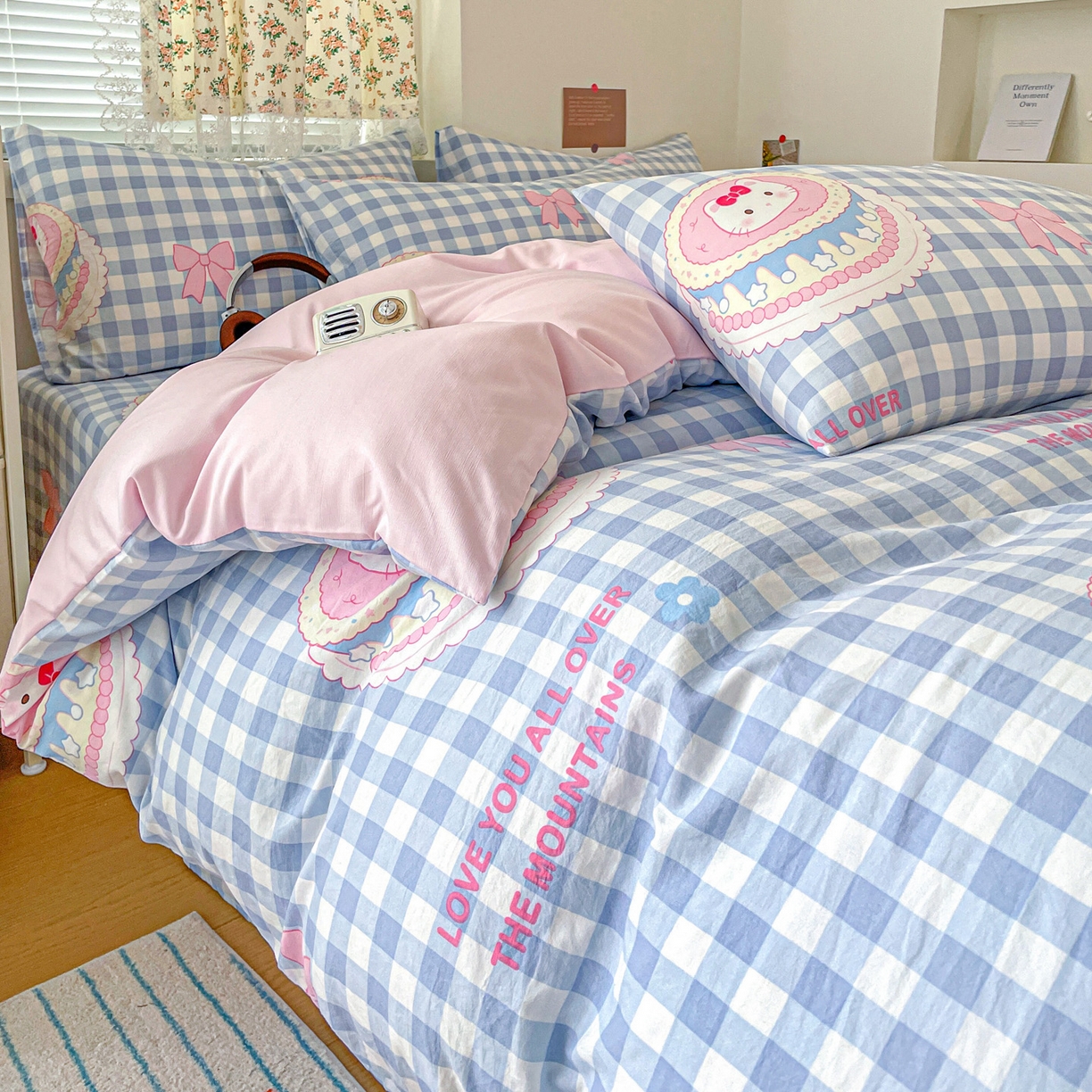 91家纺网 家纺一手货源 找家纺 纽缦家纺 2026春夏新款A类水洗棉四件套 蛋糕蓝格kt