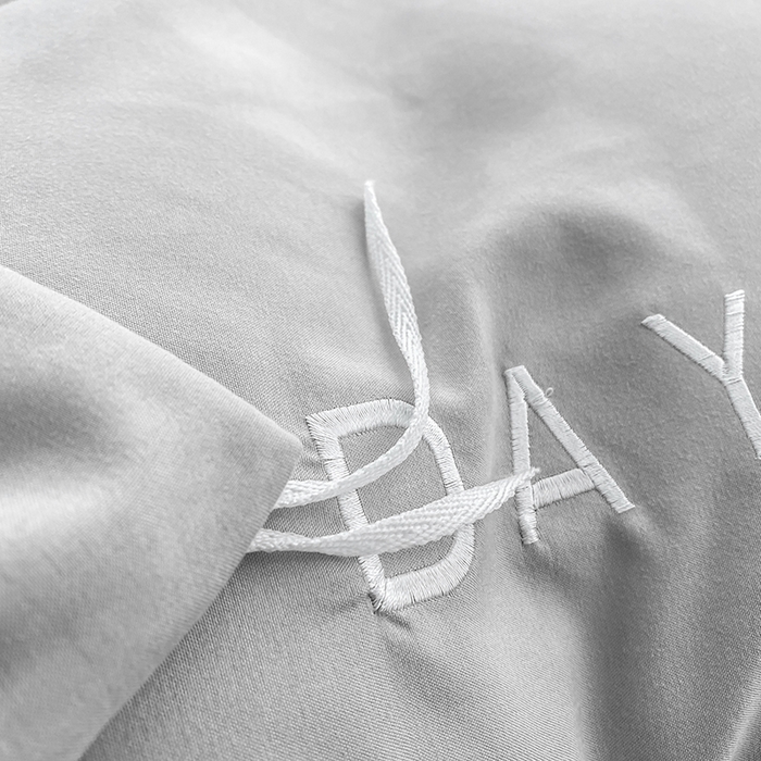 91家纺网 家纺一手货源 找家纺 啊雅家居 2026新款双拼绣花四季款磨毛三件套四件套床单款床笠款 奶浅灰