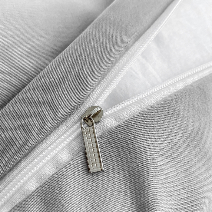 91家纺网 家纺一手货源 找家纺 啊雅家居 2026新款双拼绣花四季款磨毛三件套四件套床单款床笠款 奶浅灰