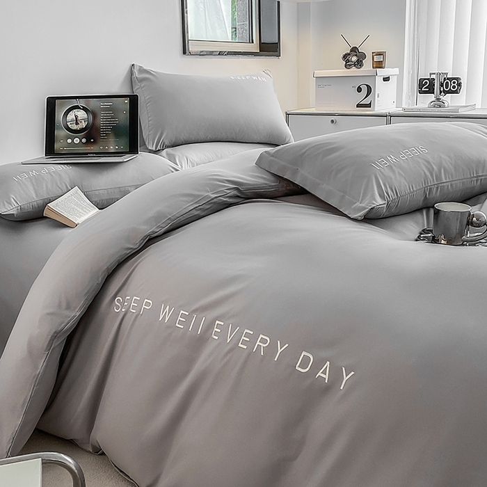 91家纺网 家纺一手货源 找家纺 啊雅家居 2026新款双拼绣花四季款磨毛三件套四件套床单款床笠款 奶浅灰