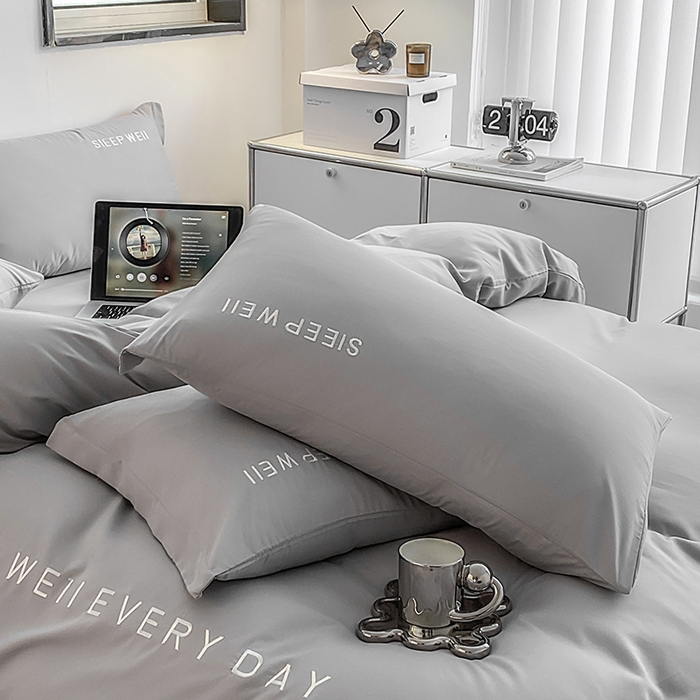 91家纺网 家纺一手货源 找家纺 啊雅家居 2026新款双拼绣花四季款磨毛三件套四件套床单款床笠款 奶浅灰