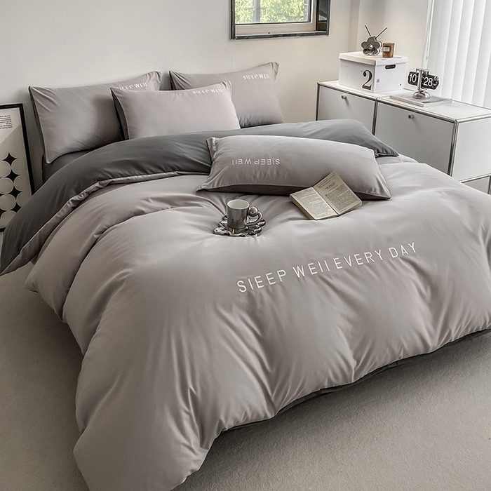 91家纺网 家纺一手货源 找家纺 啊雅家居 2026新款双拼绣花四季款磨毛三件套四件套床单款床笠款 奶浅灰加奶深灰