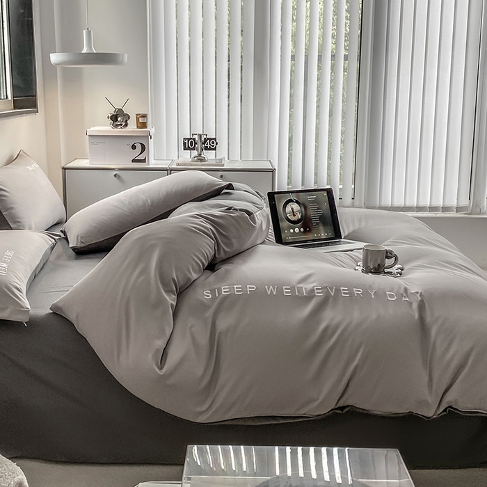 91家纺网 家纺一手货源 找家纺 啊雅家居 2026新款双拼绣花四季款磨毛三件套四件套床单款床笠款 奶浅灰加奶深灰