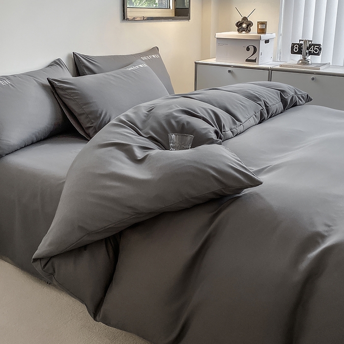 91家纺网 家纺一手货源 找家纺 啊雅家居 2026新款双拼绣花四季款磨毛三件套四件套床单款床笠款 奶深灰