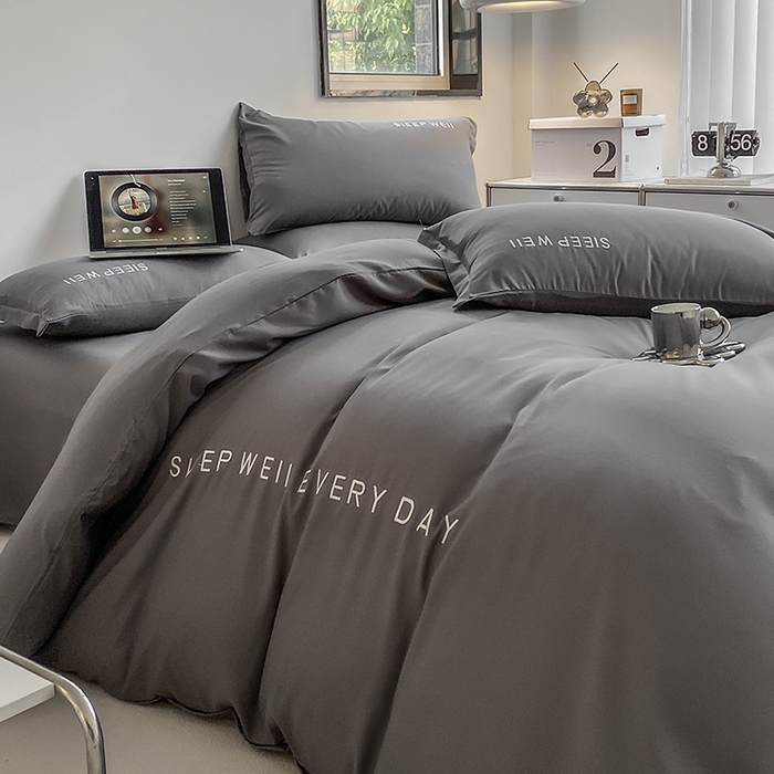 91家纺网 家纺一手货源 找家纺 啊雅家居 2026新款双拼绣花四季款磨毛三件套四件套床单款床笠款 奶深灰