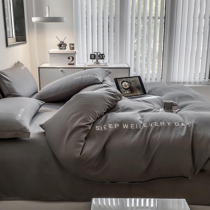 91家纺网 家纺一手货源 找家纺 啊雅家居 2026新款双拼绣花四季款磨毛三件套四件套床单款床笠款 奶深灰