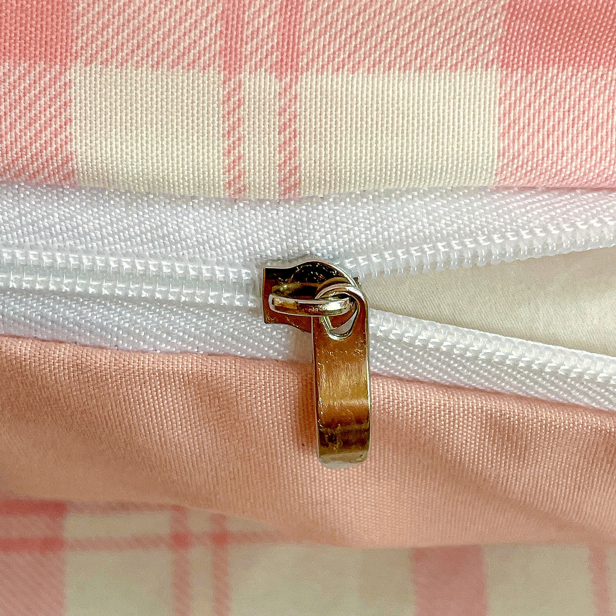 91家纺网 家纺一手货源 找家纺 纽缦家纺 2026春夏新款A类水洗棉四件套 粉格萌犬