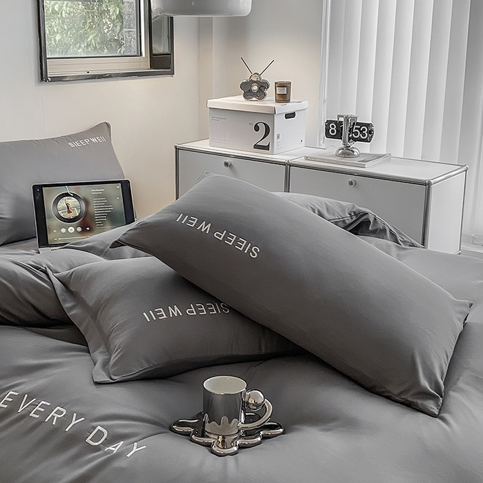 91家纺网 家纺一手货源 找家纺 啊雅家居 2026新款双拼绣花四季款磨毛三件套四件套床单款床笠款 奶深灰