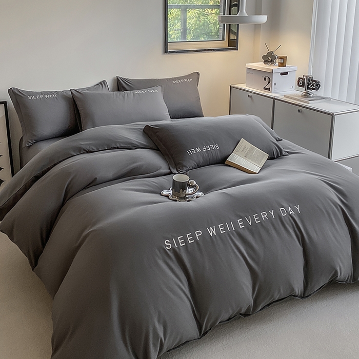 91家纺网 家纺一手货源 找家纺 啊雅家居 2026新款双拼绣花四季款磨毛三件套四件套床单款床笠款 奶深灰