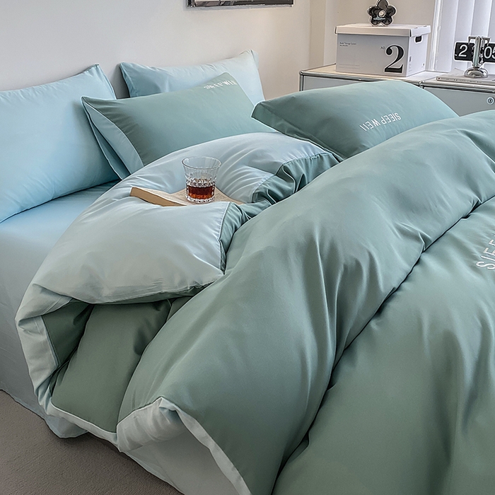 91家纺网 家纺一手货源 找家纺 啊雅家居 2026新款双拼绣花四季款磨毛三件套四件套床单款床笠款 奶石兰加奶星蓝