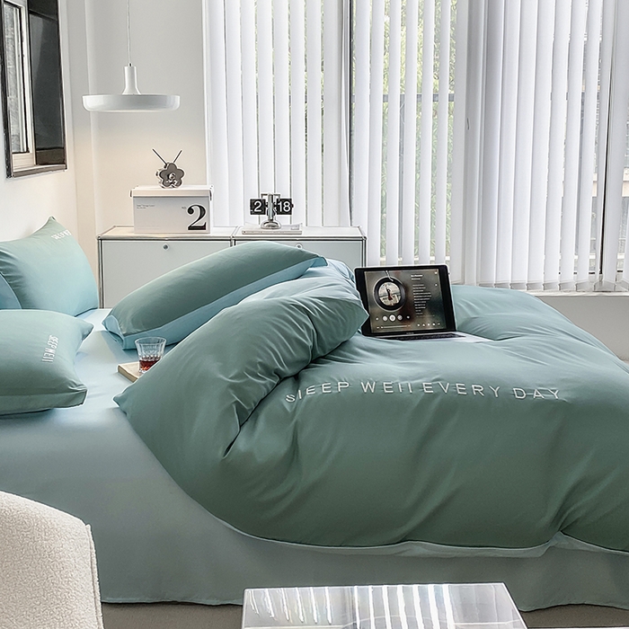 91家纺网 家纺一手货源 找家纺 啊雅家居 2026新款双拼绣花四季款磨毛三件套四件套床单款床笠款 奶石兰加奶星蓝