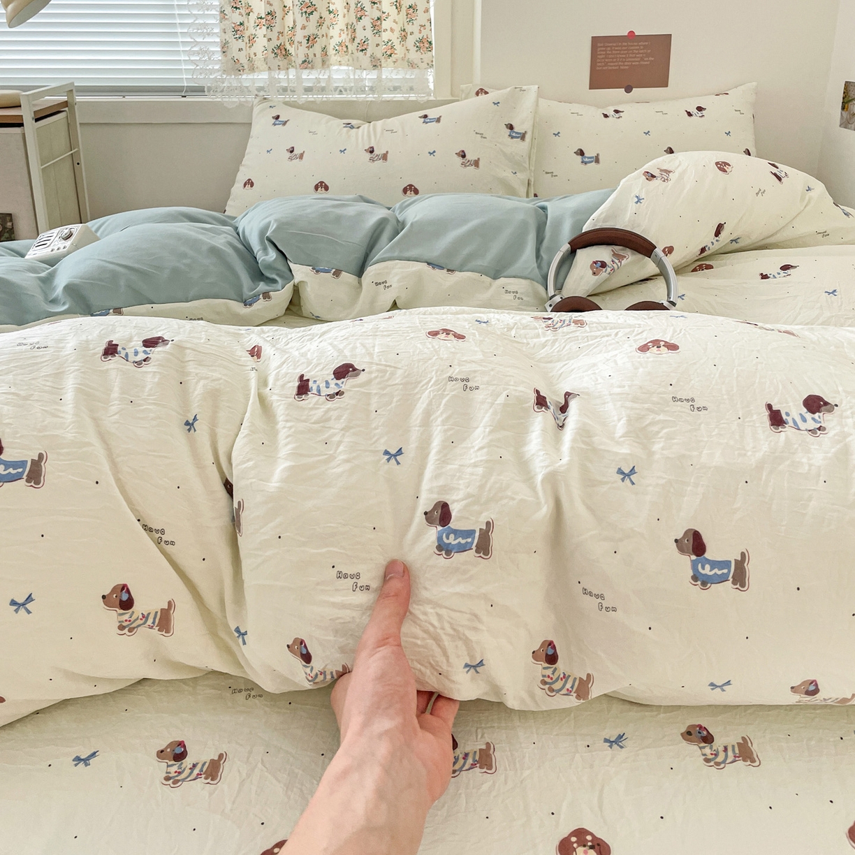 91家纺网 家纺一手货源 找家纺 纽缦家纺 2026春夏新款A类水洗棉四件套 可可腊肠犬