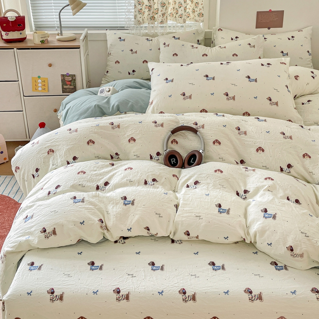 91家纺网 家纺一手货源 找家纺 纽缦家纺 2026春夏新款A类水洗棉四件套 可可腊肠犬