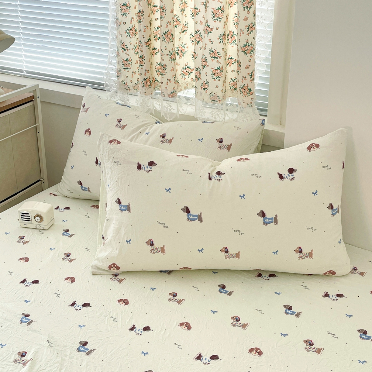 91家纺网 家纺一手货源 找家纺 纽缦家纺 2026春夏新款A类水洗棉四件套 可可腊肠犬