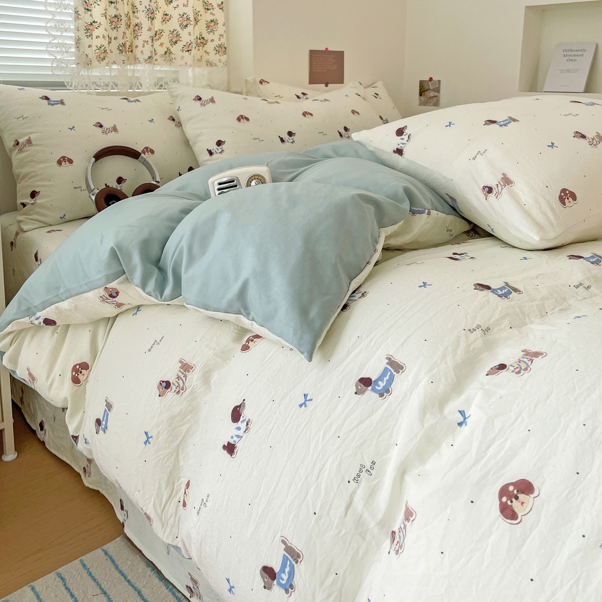 91家纺网 家纺一手货源 找家纺 纽缦家纺 2026春夏新款A类水洗棉四件套 可可腊肠犬