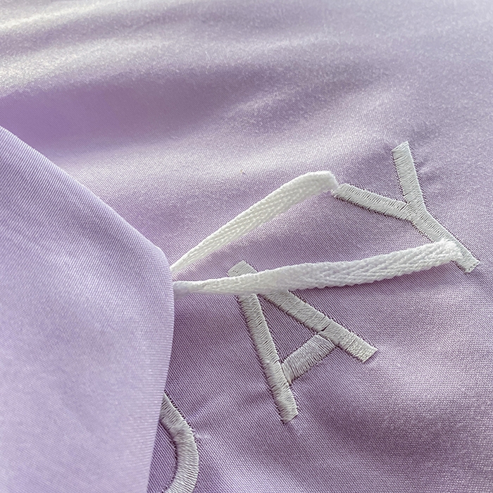 91家纺网 家纺一手货源 找家纺 啊雅家居 2026新款双拼绣花四季款磨毛三件套四件套床单款床笠款 奶紫