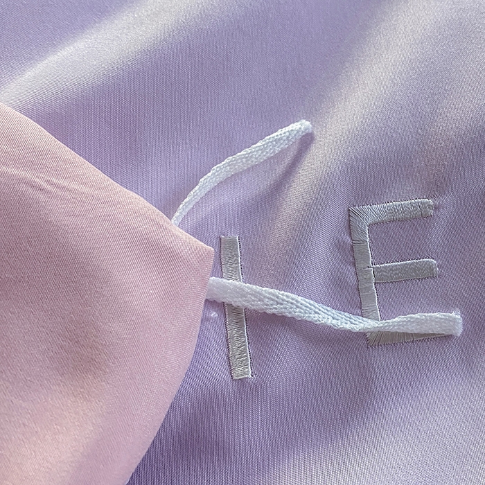 91家纺网 家纺一手货源 找家纺 啊雅家居 2026新款双拼绣花四季款磨毛三件套四件套床单款床笠款 奶紫加奶粉