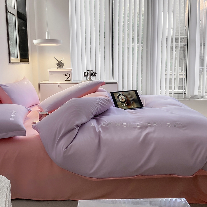 91家纺网 家纺一手货源 找家纺 啊雅家居 2026新款双拼绣花四季款磨毛三件套四件套床单款床笠款 奶紫加奶粉