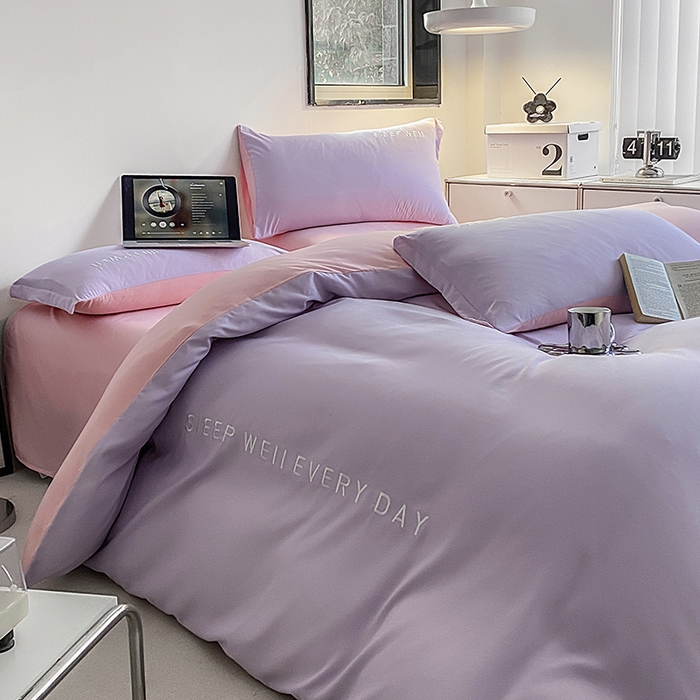 91家纺网 家纺一手货源 找家纺 啊雅家居 2026新款双拼绣花四季款磨毛三件套四件套床单款床笠款 奶紫加奶粉