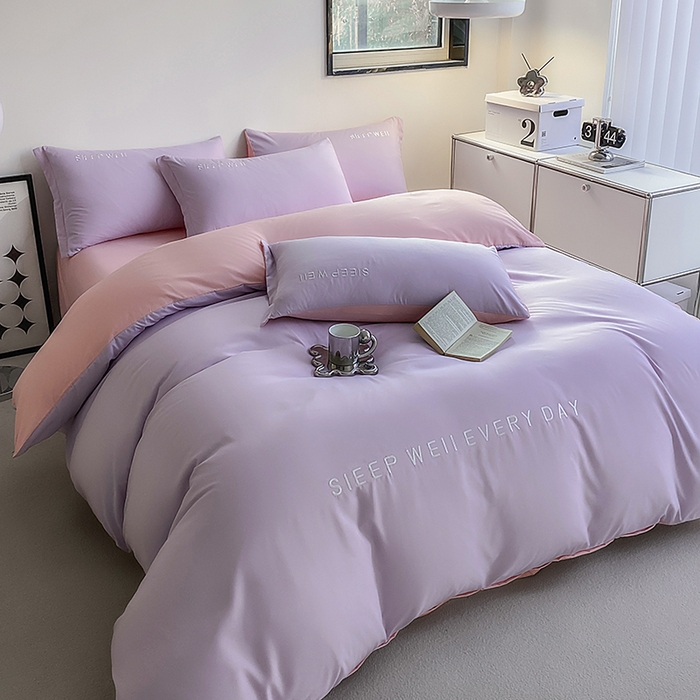 91家纺网 家纺一手货源 找家纺 啊雅家居 2026新款双拼绣花四季款磨毛三件套四件套床单款床笠款 奶紫加奶粉