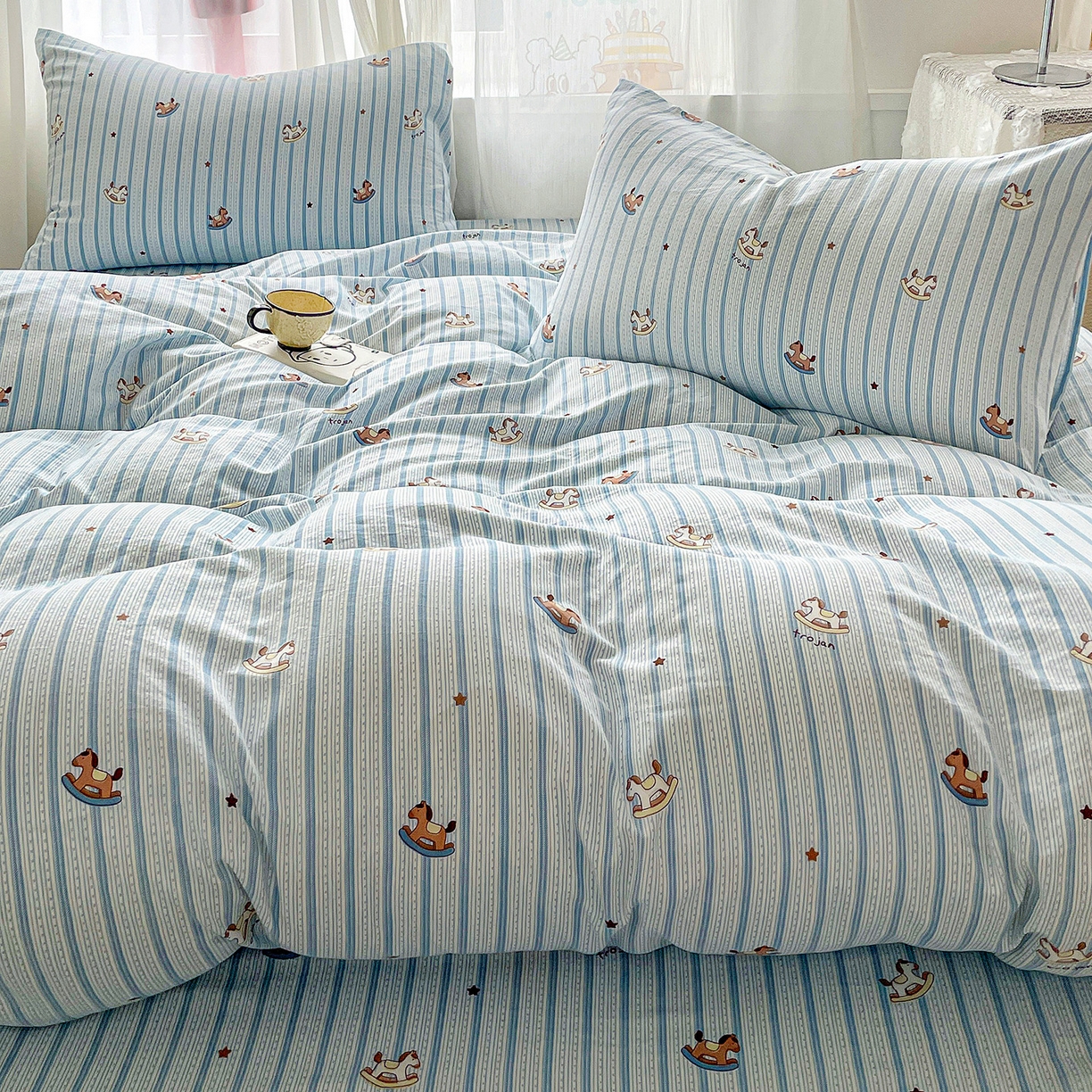 91家纺网 家纺一手货源 找家纺 纽缦家纺 2026春夏新款A类水洗棉四件套 蓝纹木马星