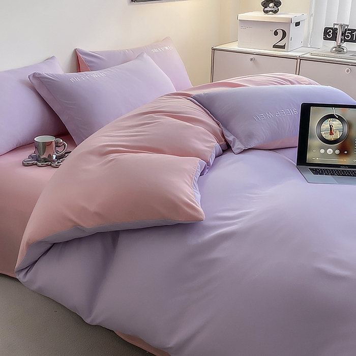 91家纺网 家纺一手货源 找家纺 啊雅家居 2026新款双拼绣花四季款磨毛三件套四件套床单款床笠款 奶紫加奶粉