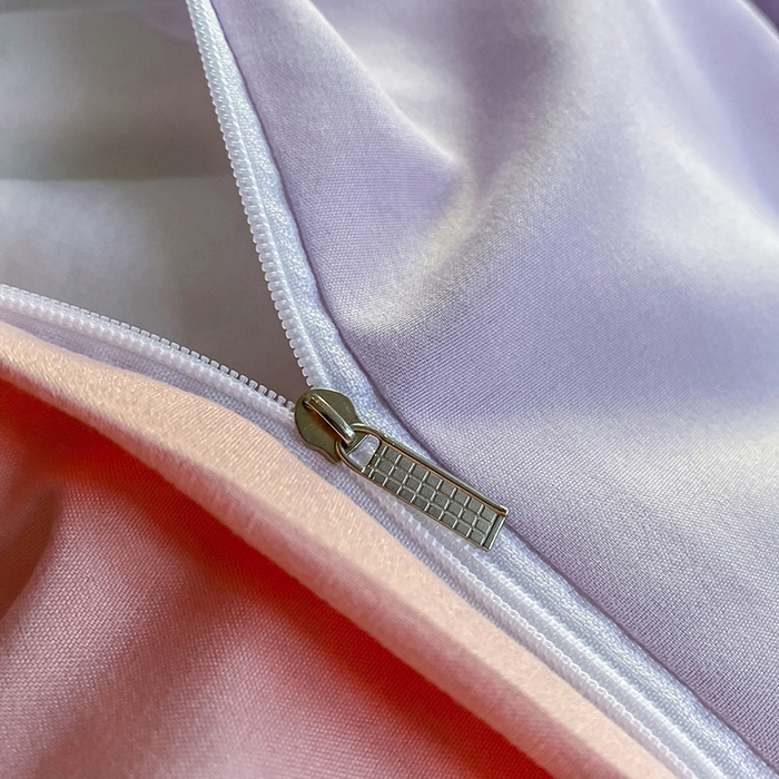 91家纺网 家纺一手货源 找家纺 啊雅家居 2026新款双拼绣花四季款磨毛三件套四件套床单款床笠款 奶紫加奶粉