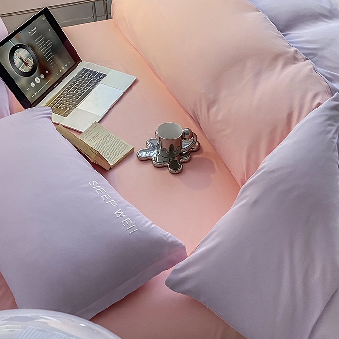 91家纺网 家纺一手货源 找家纺 啊雅家居 2026新款双拼绣花四季款磨毛三件套四件套床单款床笠款 奶紫加奶粉