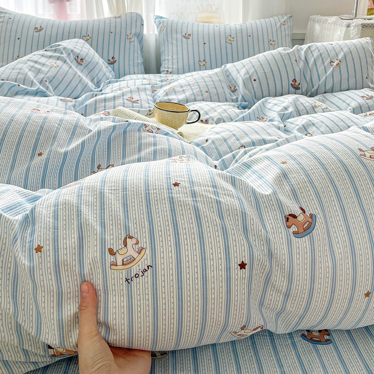 91家纺网 家纺一手货源 找家纺 纽缦家纺 2026春夏新款A类水洗棉四件套 蓝纹木马星