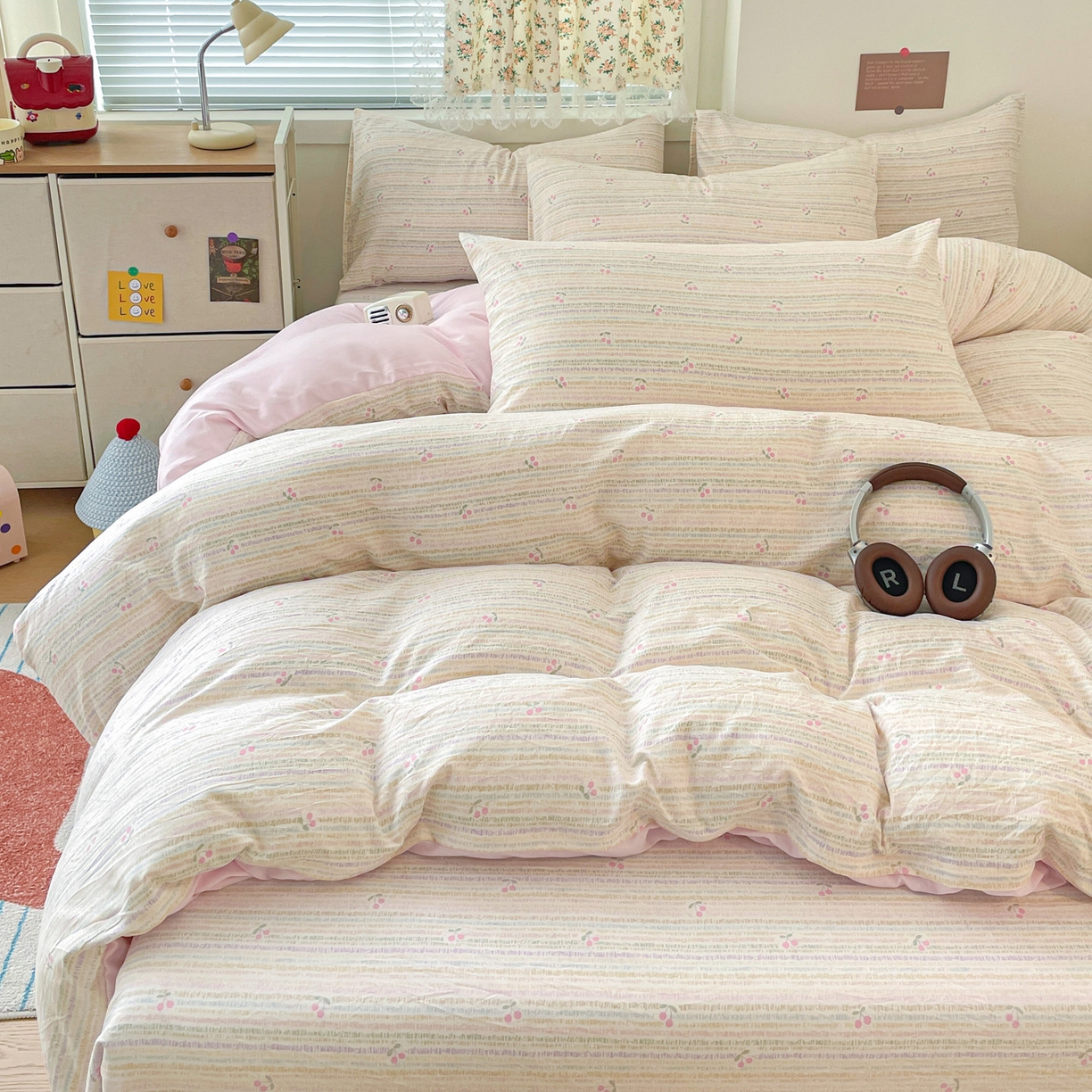 91家纺网 家纺一手货源 找家纺 纽缦家纺 2026春夏新款A类水洗棉四件套 甜樱恋曲