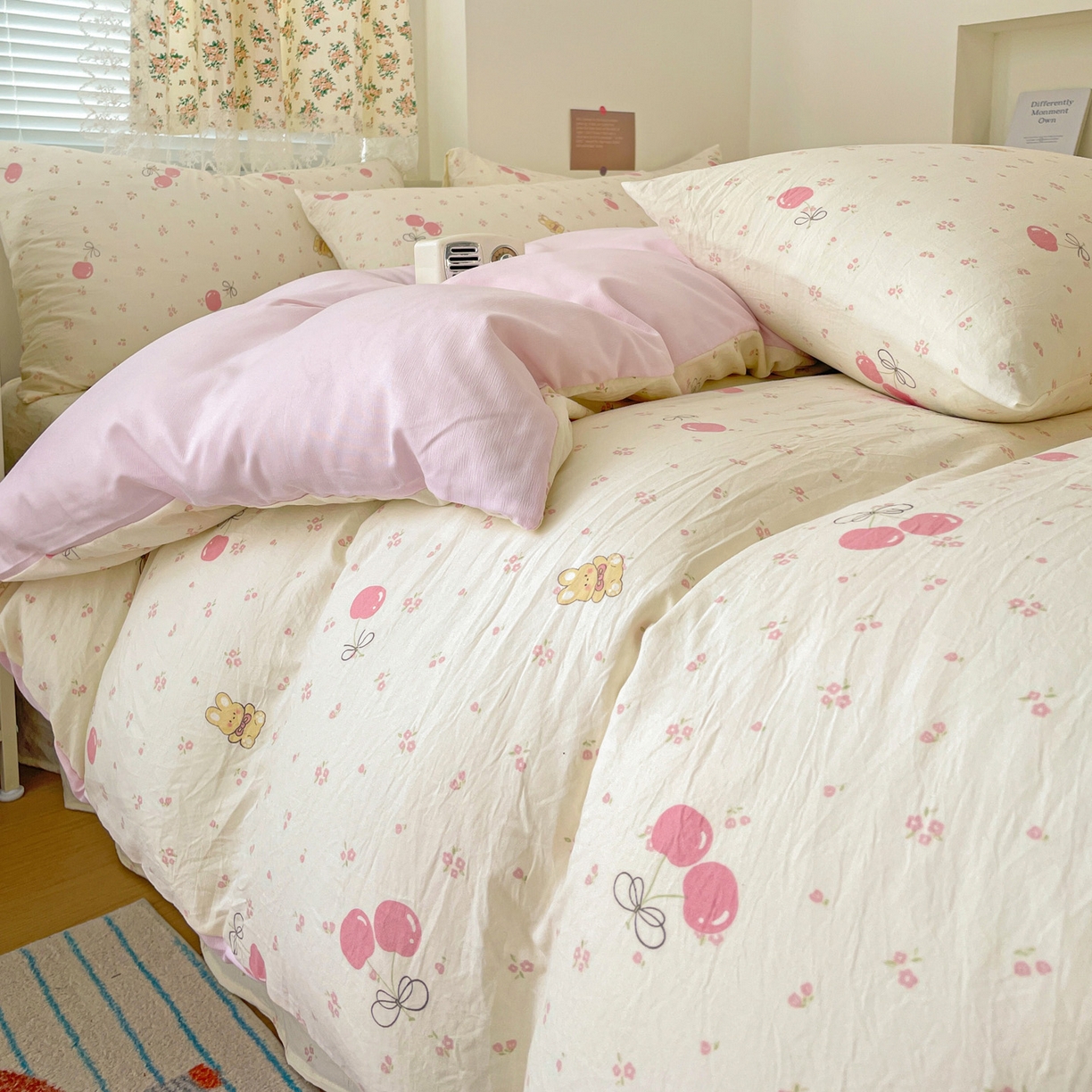 91家纺网 家纺一手货源 找家纺 纽缦家纺 2026春夏新款A类水洗棉四件套 摘樱桃的小熊