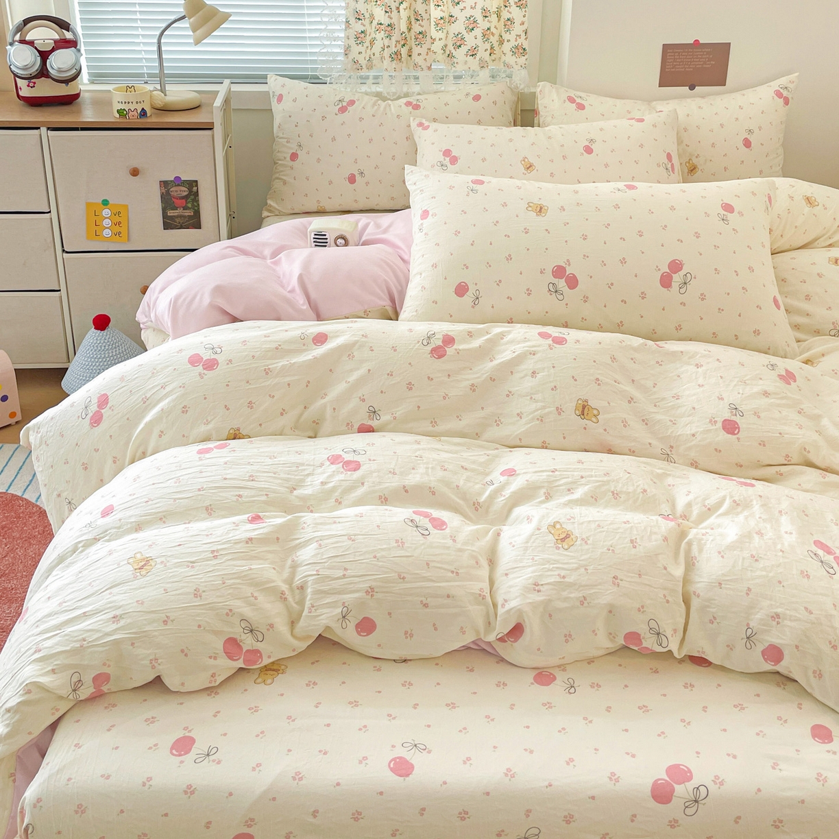 91家纺网 家纺一手货源 找家纺 纽缦家纺 2026春夏新款A类水洗棉四件套 摘樱桃的小熊