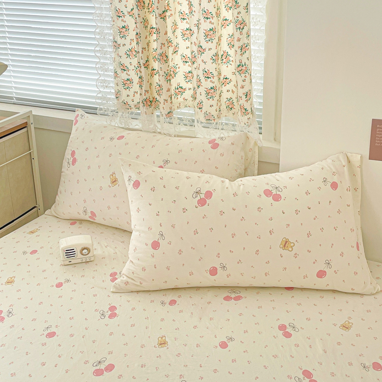 91家纺网 家纺一手货源 找家纺 纽缦家纺 2026春夏新款A类水洗棉四件套 摘樱桃的小熊