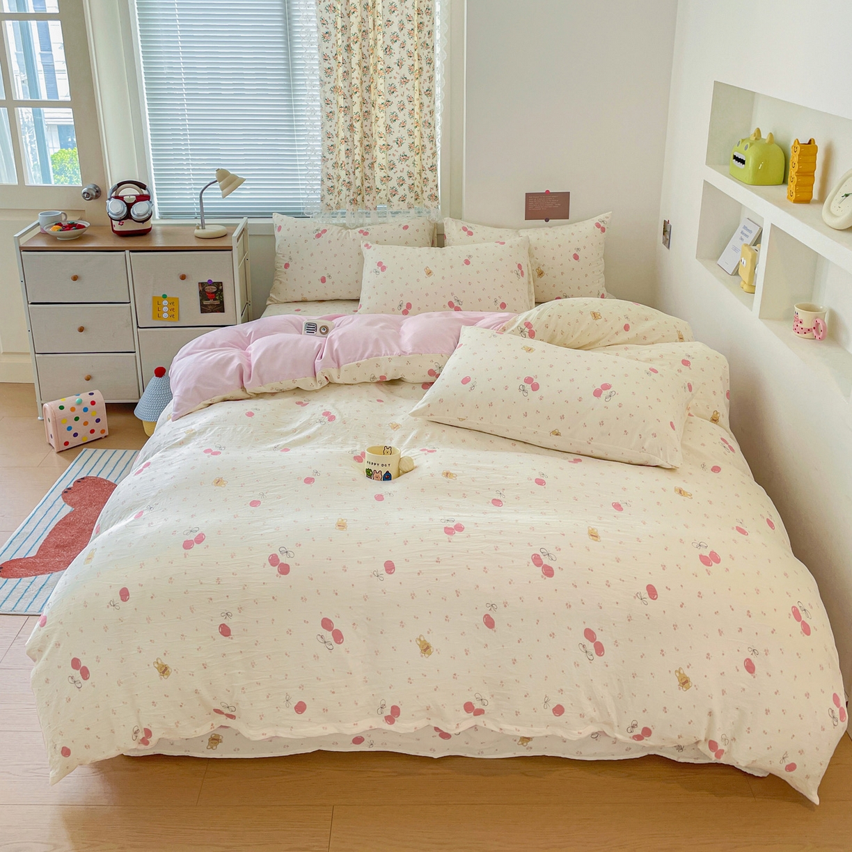 91家纺网 家纺一手货源 找家纺 纽缦家纺 2026春夏新款A类水洗棉四件套 摘樱桃的小熊