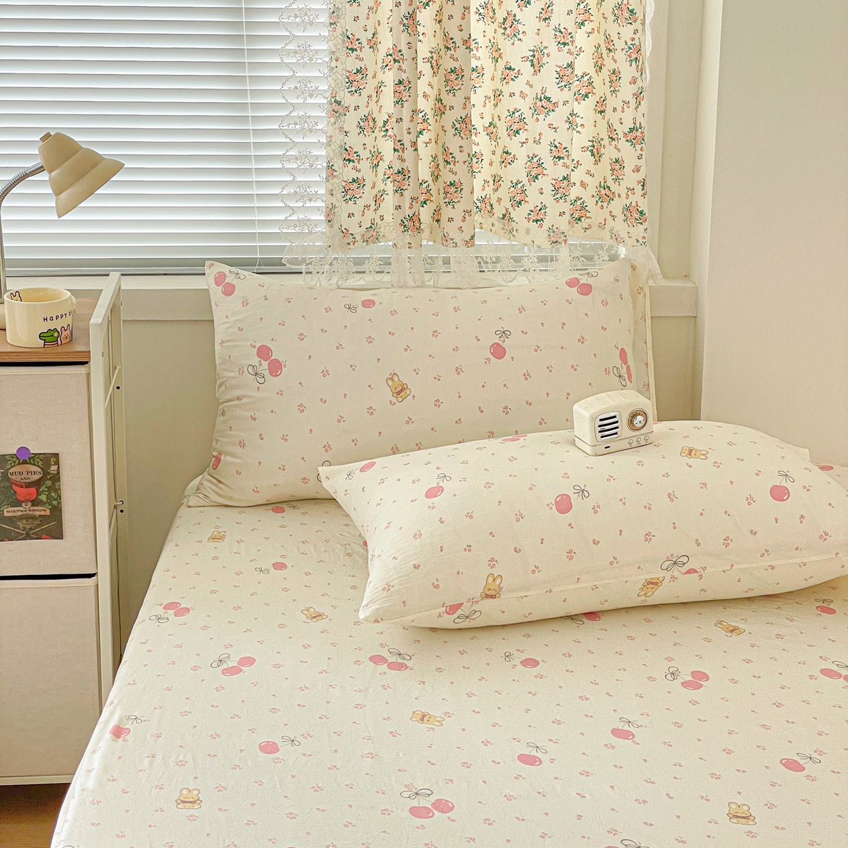 91家纺网 家纺一手货源 找家纺 纽缦家纺 2026春夏新款A类水洗棉四件套 摘樱桃的小熊