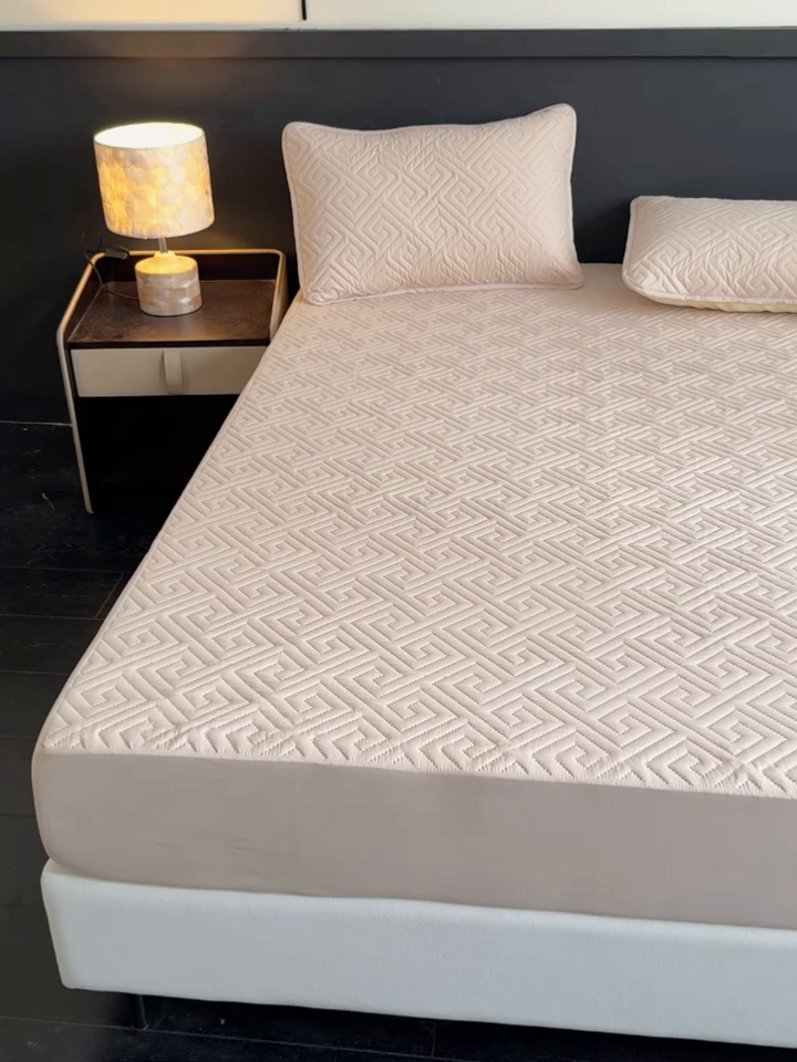 91家纺网 家纺一手货源 找家纺 慕克斯家纺 2026新款防水回字格床笠-慕克斯 卡其