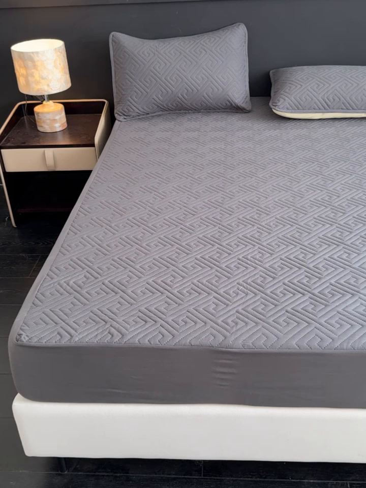 91家纺网 家纺一手货源 找家纺 慕克斯家纺 2026新款防水回字格床笠-慕克斯 深灰