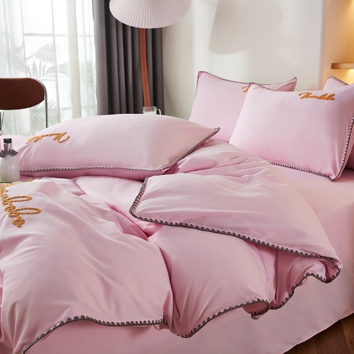 91家纺网 家纺一手货源 找家纺 啊雅家居 2026新款A类水洗棉贝壳边毛巾绣四件套 时尚粉