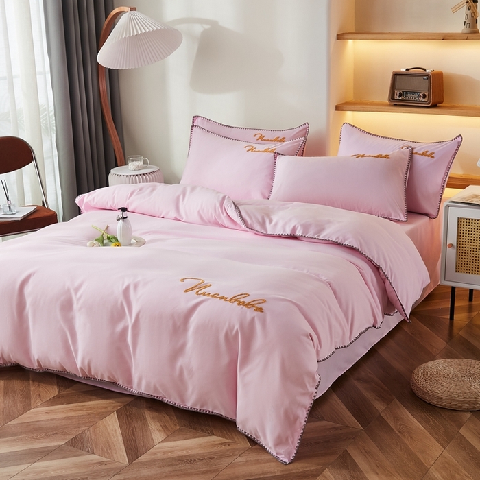 91家纺网 家纺一手货源 找家纺 啊雅家居 2026新款A类水洗棉贝壳边毛巾绣四件套 时尚粉