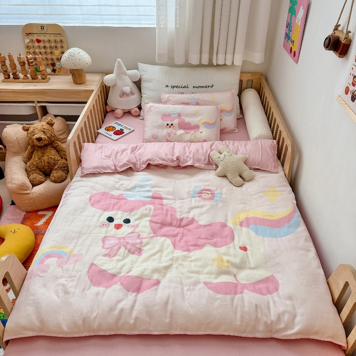 91家纺网 家纺一手货源 找家纺 萌宝家纺 2026新款母婴A类全棉双层纱儿童被套纯棉纱布三件套 快乐小马