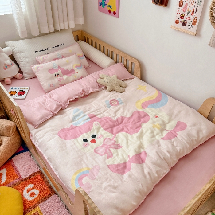 91家纺网 家纺一手货源 找家纺 萌宝家纺 2026新款母婴A类全棉双层纱儿童被套纯棉纱布三件套 快乐小马