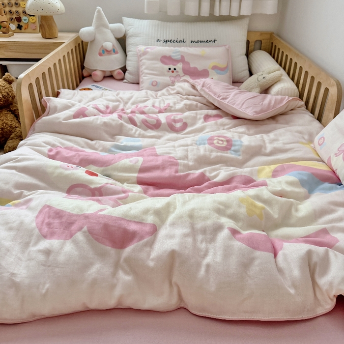 91家纺网 家纺一手货源 找家纺 萌宝家纺 2026新款母婴A类全棉双层纱儿童被套纯棉纱布三件套 快乐小马