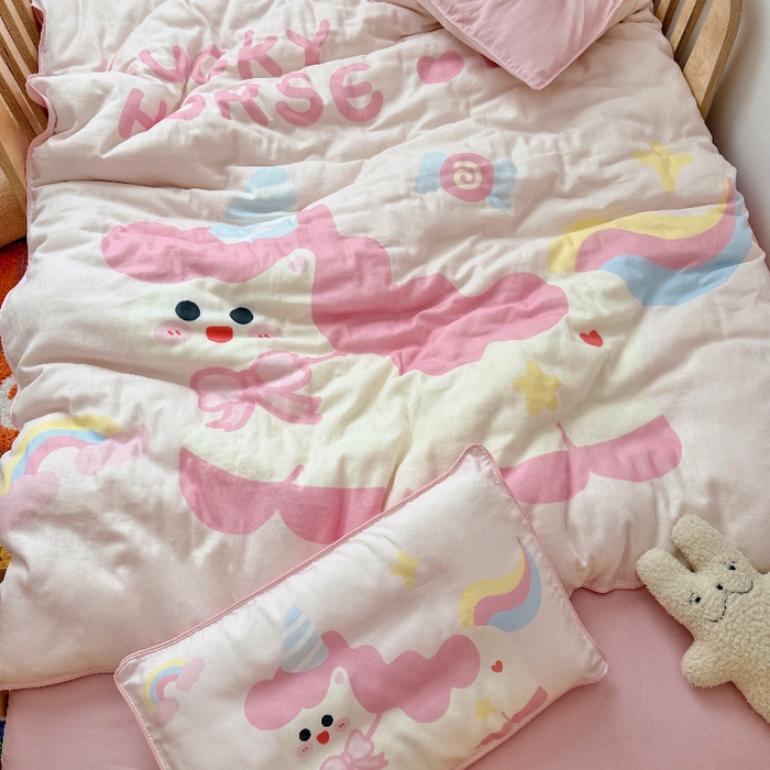 91家纺网 家纺一手货源 找家纺 萌宝家纺 2026新款母婴A类全棉双层纱儿童被套纯棉纱布三件套 快乐小马