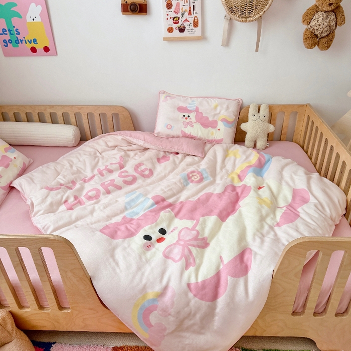 91家纺网 家纺一手货源 找家纺 萌宝家纺 2026新款母婴A类全棉双层纱儿童被套纯棉纱布三件套 快乐小马