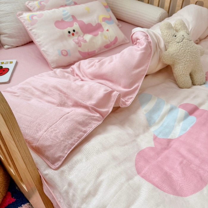 91家纺网 家纺一手货源 找家纺 萌宝家纺 2026新款母婴A类全棉双层纱儿童被套纯棉纱布三件套 快乐小马