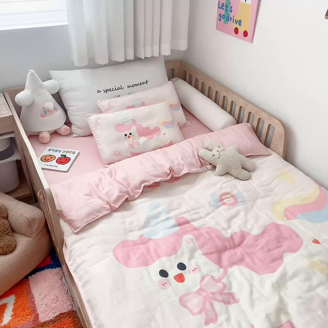 91家纺网 家纺一手货源 找家纺 萌宝家纺 2026新款母婴A类全棉双层纱儿童被套纯棉纱布三件套 快乐小马