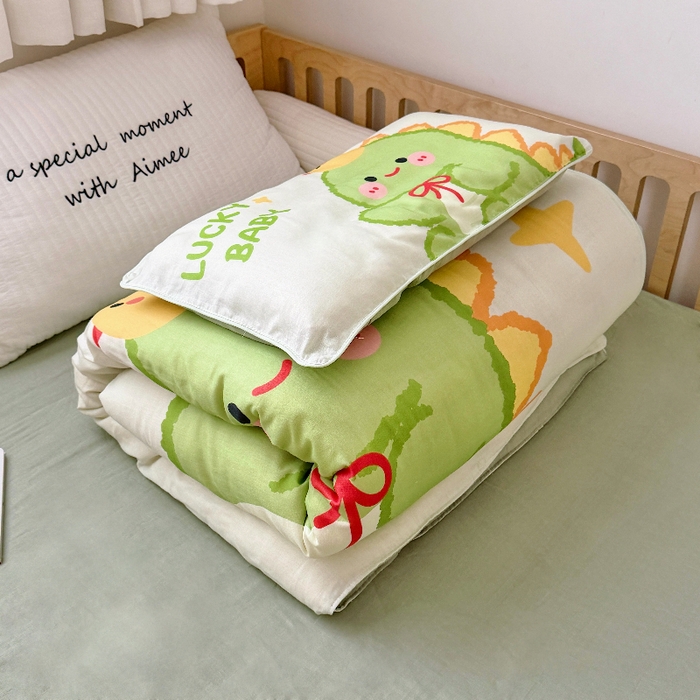 91家纺网 家纺一手货源 找家纺 萌宝家纺 2026新款母婴A类全棉双层纱儿童被套纯棉纱布三件套 绿恐龙